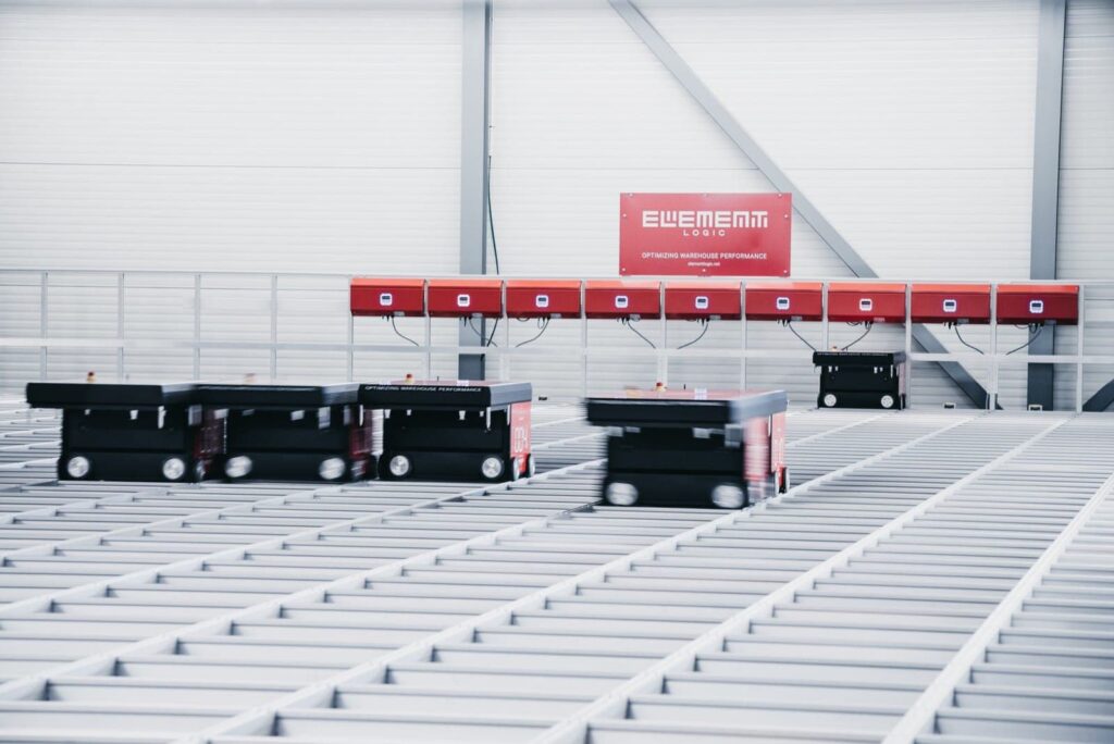 Picture of robots on an AutoStore system working and charging