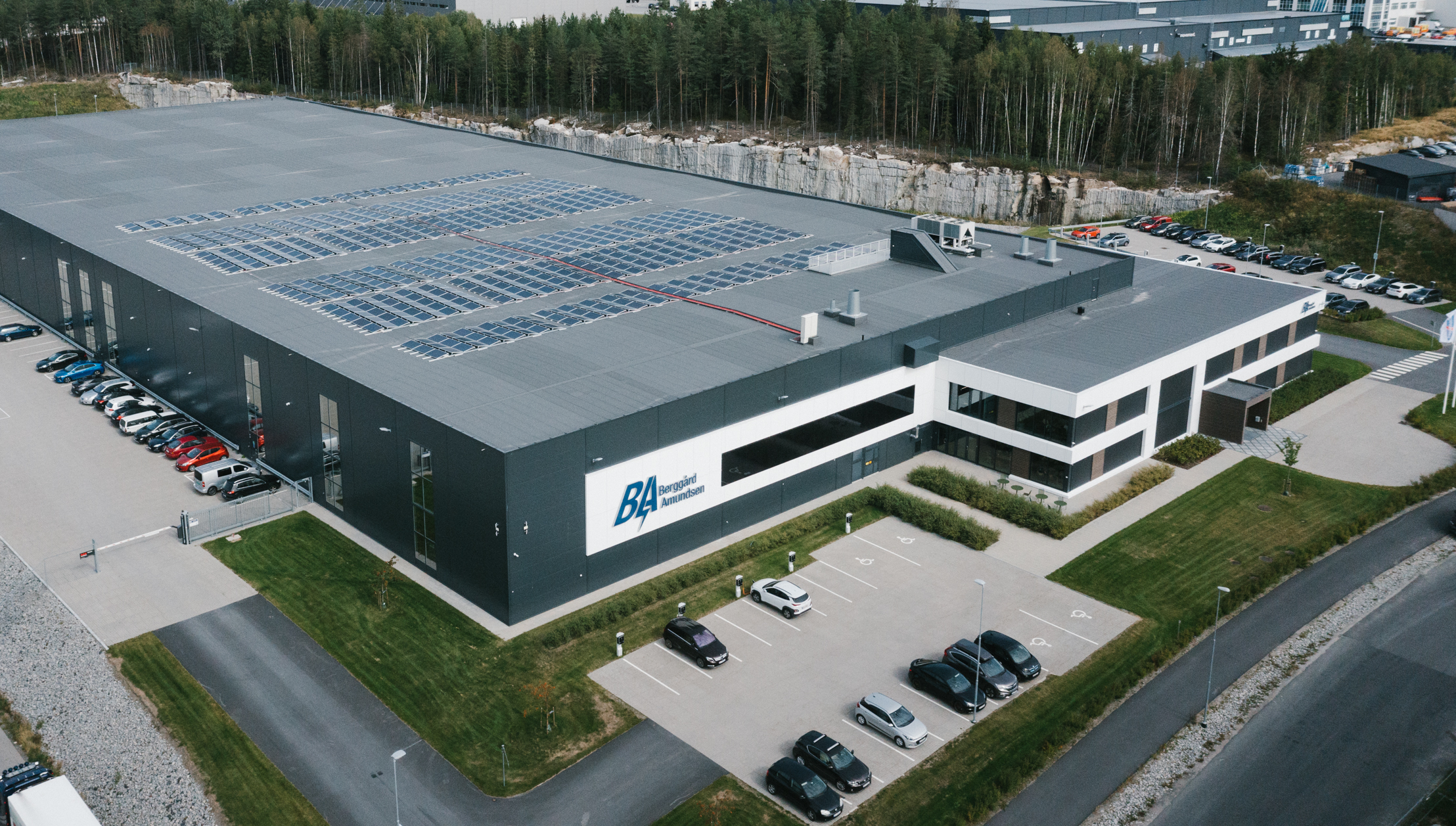 A drone photo over the Bergaard Amundsen warehouse with solar panels on the roof