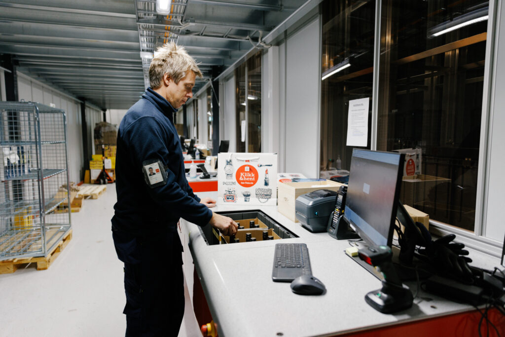 Øyvind Andersen working at an AutoStore port picking items for Click and collect.