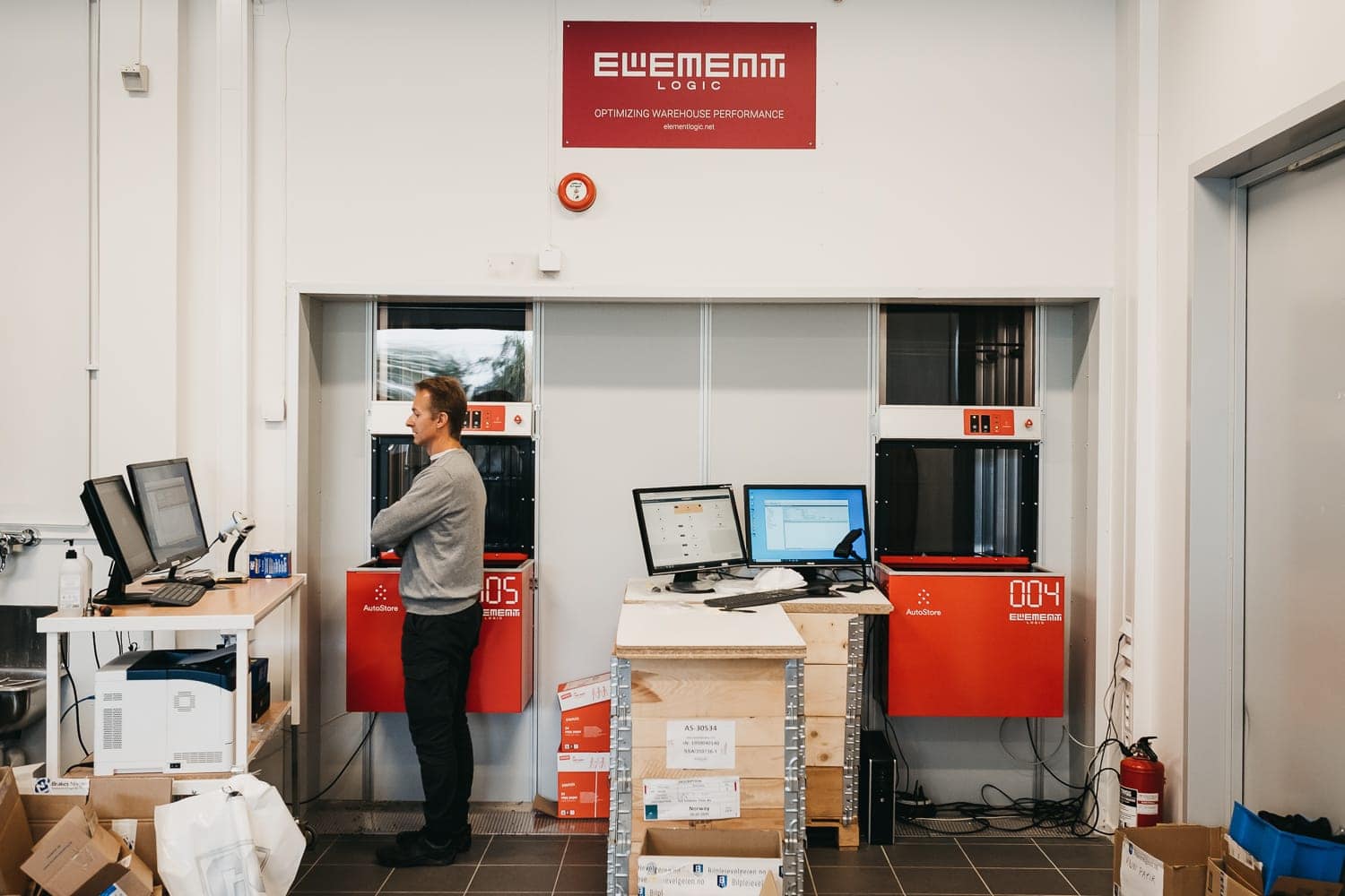 A GS Bildeler employee at the Oslo-warehouse is controlling the AutoStore robots from a picking station.