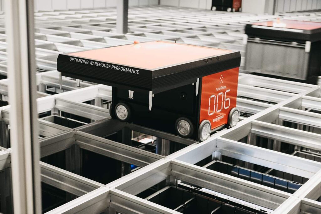 A close-up of an AutoStore robot working at the Oslo-warehouse of GS Bildeler.