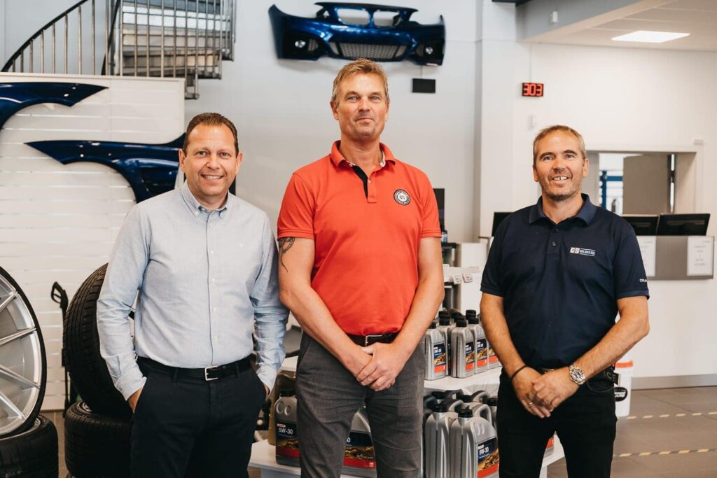 Founders, Jonny Skrivahaug and Trond Gule, smiling to the camera with the current managing director, Sven Skogheim.