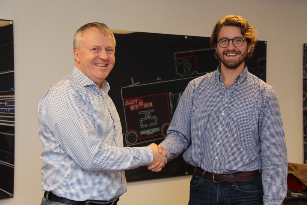 Element Logic's Dag-Adler Blakseth and KitchemTIme's Anton Malmberg shaking hands.