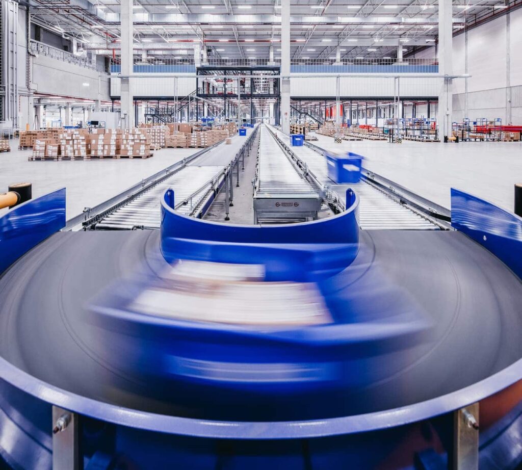 Conveyor belts in front of the AutoStore grid