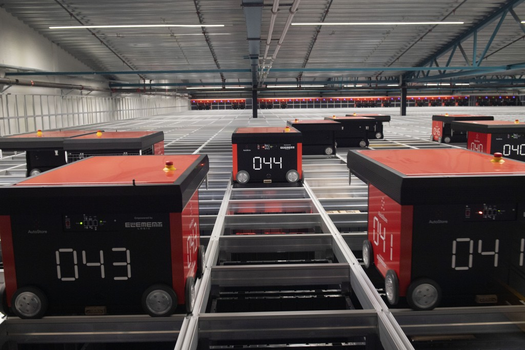 Automated warehouse with robots