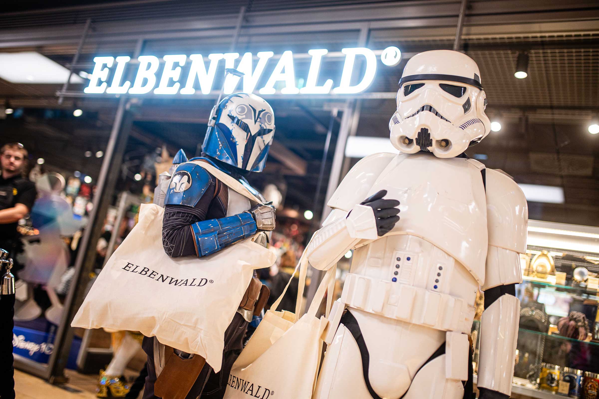 A picture of the Elbenwald store with customers in costumes standing outside with Elbenwald bags.