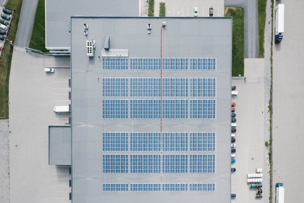 Plano cenital de un almacén con placas solares instaladas en el tejado