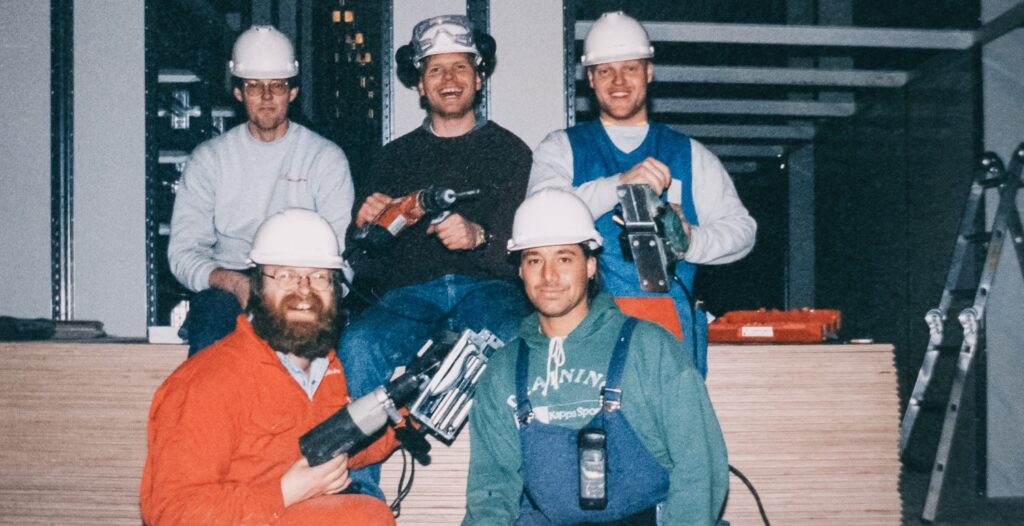 Foto antigua de empleados de Element Logic con herramientas eléctricas, antes de ser partners de AutoStore