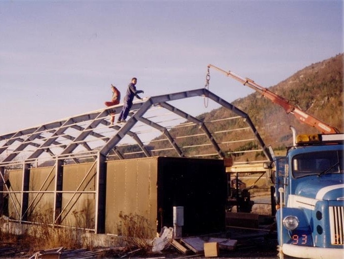 Dos hombres construyendo un almacén