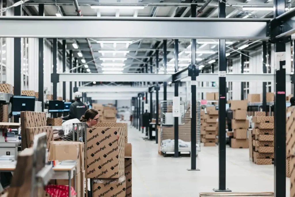 Imagen de un pasillo de un almacén logístico lleno de cajas de cartón