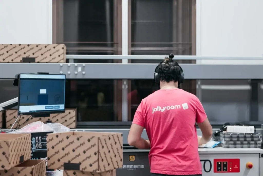 Operario de almacén realizando picking en una estación de trabajo