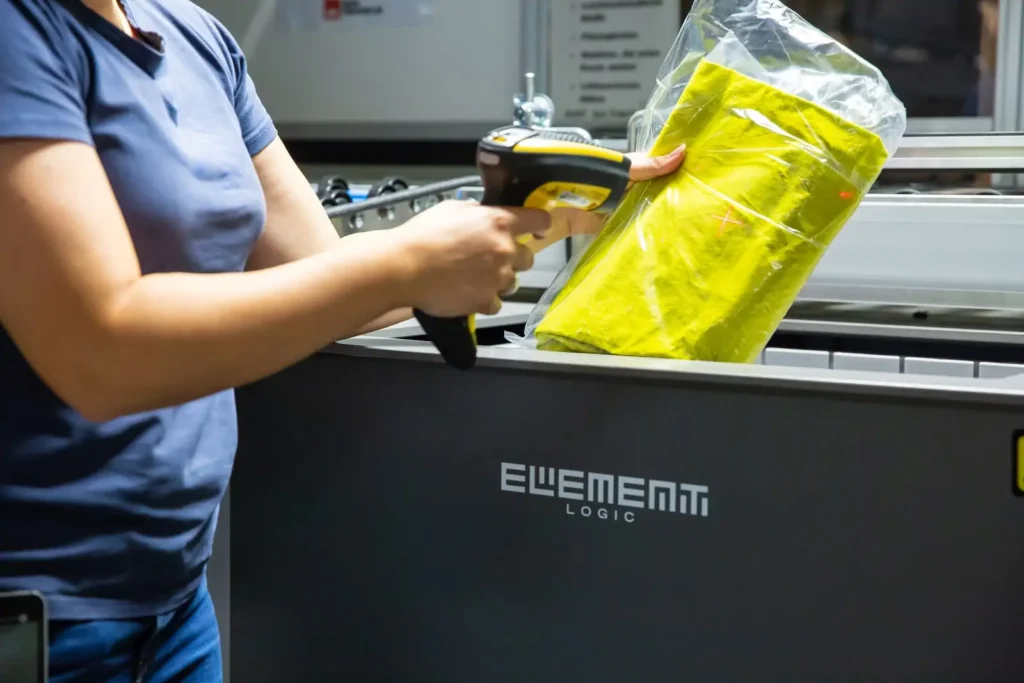 Mujer realizando preparando un pedido con un sistema de automatización de picking