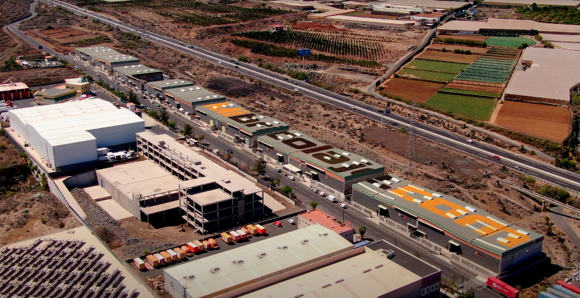 Vista aérea de la plataforma logística de MiBricolaje.com en Canarias