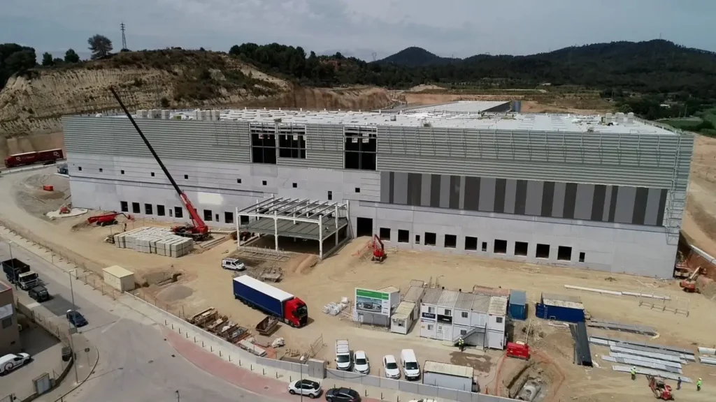 Foto de las obras en el centro logístico de DSV en Molins de rei (Barcelona), donde el operador implantará un AutoStore, el sistema de almacenaje y picking de alta densidad