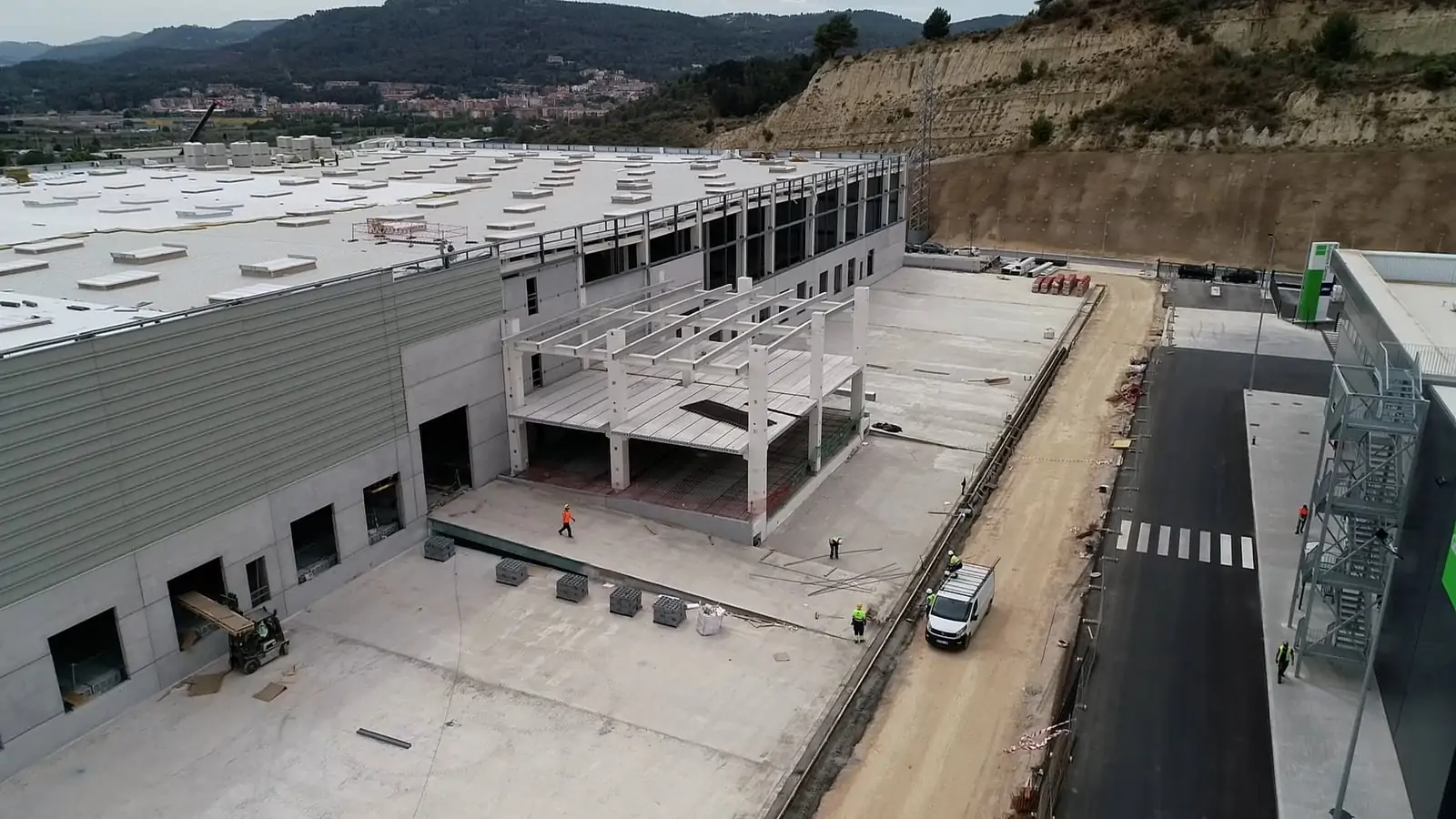 Imagen de las obras en el centro logístico de DSV en Molins de rei (Barcelona), donde el operador implantará un AutoStore, el sistema de almacenaje y picking de alta densidad