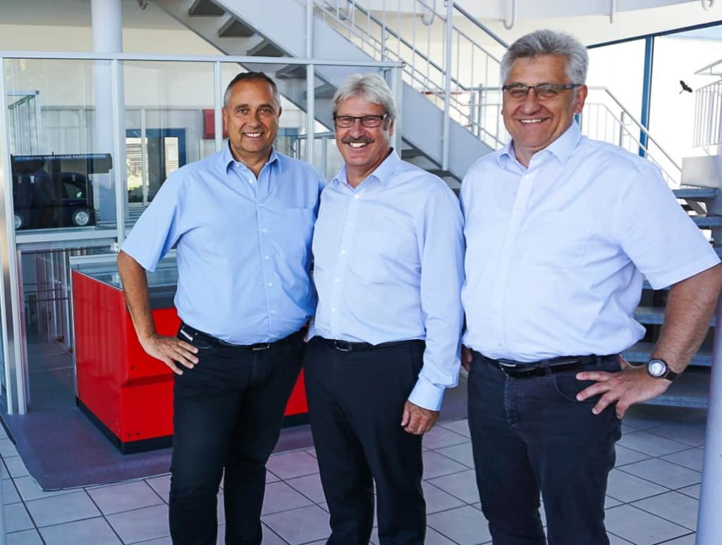 Von links nach rechts: Armin Gesslein von Element Logic, Hans-Jörg Braumüller von a³logistics und Manfred Schleicher im Showroom der Element Logic Germany GmbH