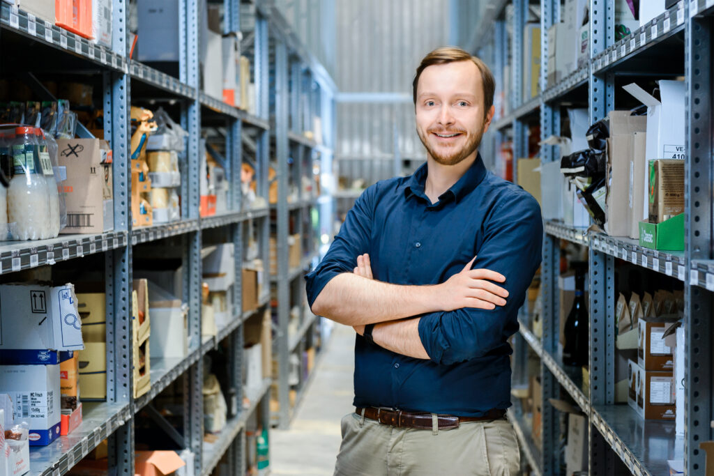 Knuspr Operations Director Björn Christian Wolf in dem aktuellen Lager.