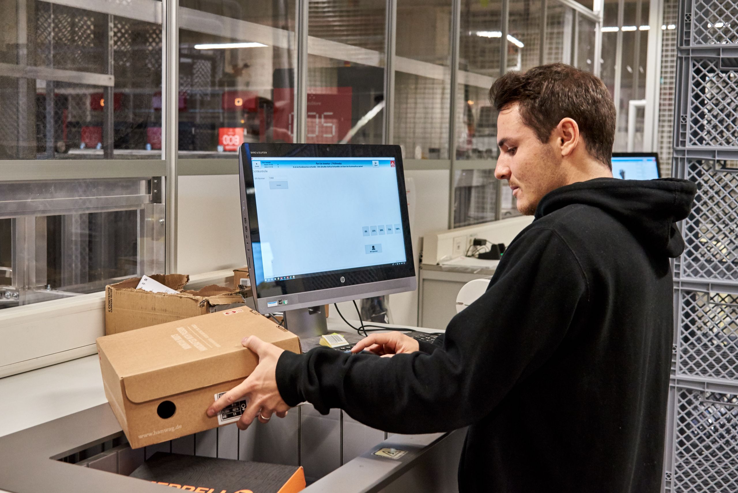 Logistiek werker bij een computer