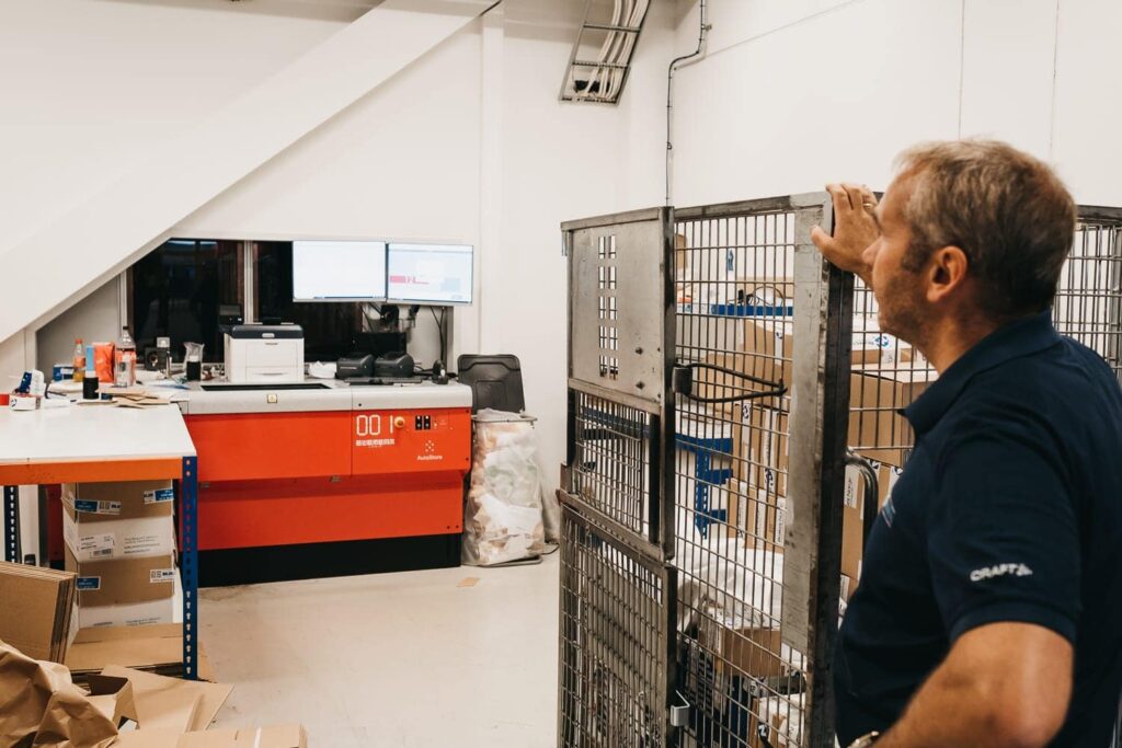 Il fondatore, Trond Gule, domina le operazioni presso il magazzino GS Bildeler AutoStore di Oslo.