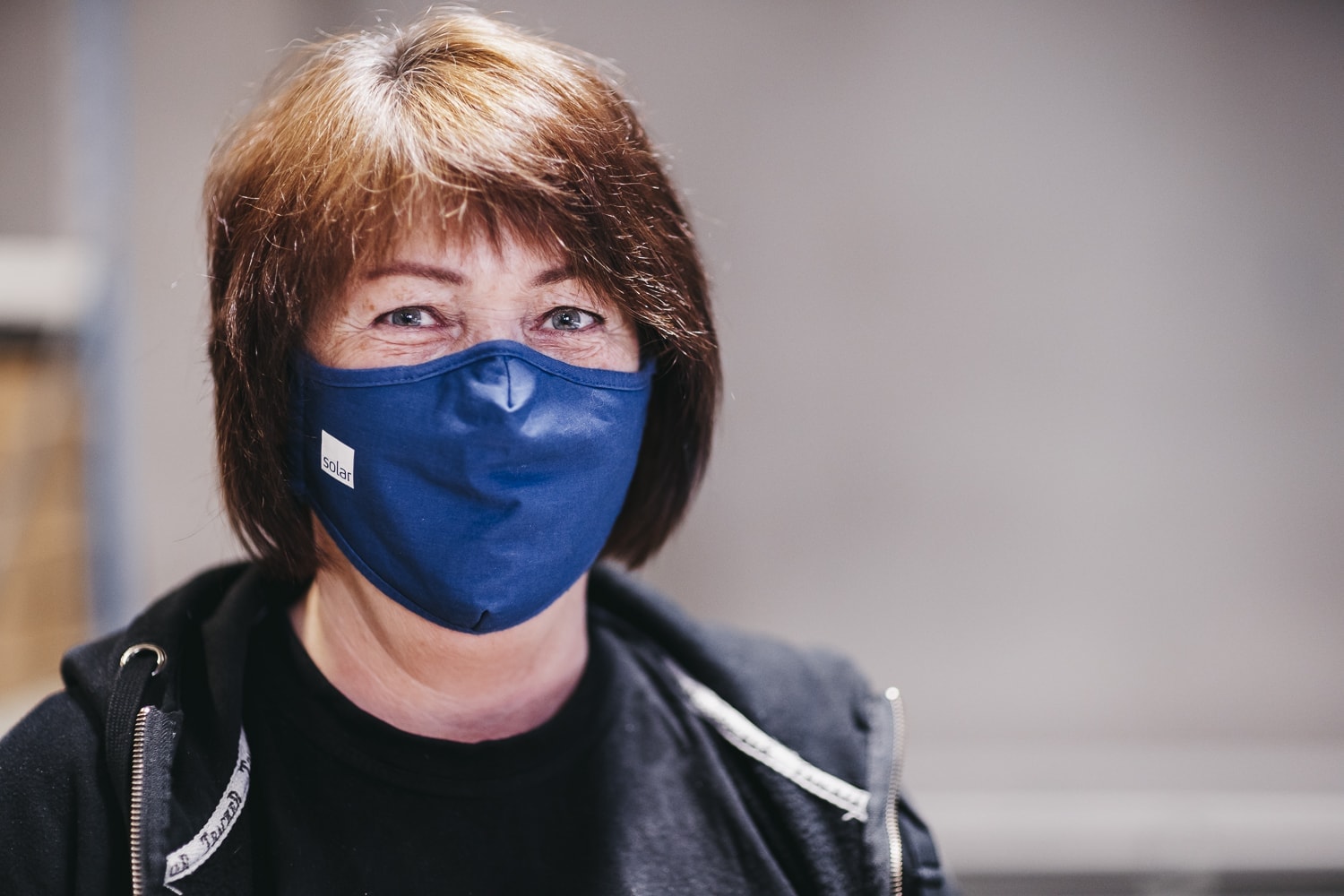 Pracownik magazynu Solar z maską na twarzy